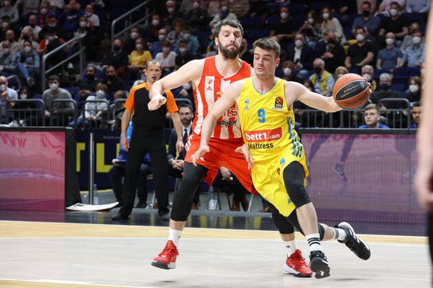 DEU, EuroLeague, ALBA vs. Belgrad, 25.03.2022, Mercedes-Benz-Arena, Berlin, DEU, EuroLeague, ALBA vs. Belgrad, im Bild Jonas Mattisseck (ALBA Berlin 9), N.Wolters (Belgrad 3) Foto: Juergen Engler nordphoto GmbH
