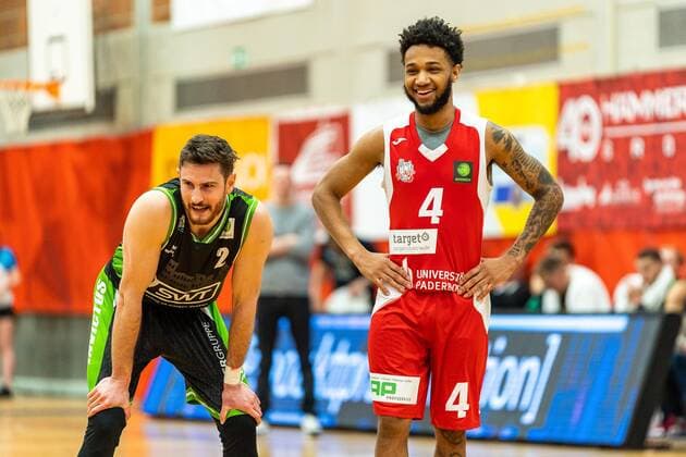 Jordan Livingston Barnes (Uni Baskets Paderborn, 4) und Dan Monteroso (Roemerstrom Gladiators Trier, 2) GER, Uni Baskets Paderborn vs. Roemerstrom Gladiators Trier, Basketball, 2. Bundesliga ProA, Spielzeit 2021 2022, 31.Spieltag, 25.03.2022 Uni Baskets Paderborn vs. Roemerstrom Gladiators Trier, Basketball, 2. Bundesliga ProA, Spielzeit 2021 2022, 31.Spieltag, 25.03.2022 Paderborn Copyright: xEibner-Pressefoto BahhoxKarax EP_BKA