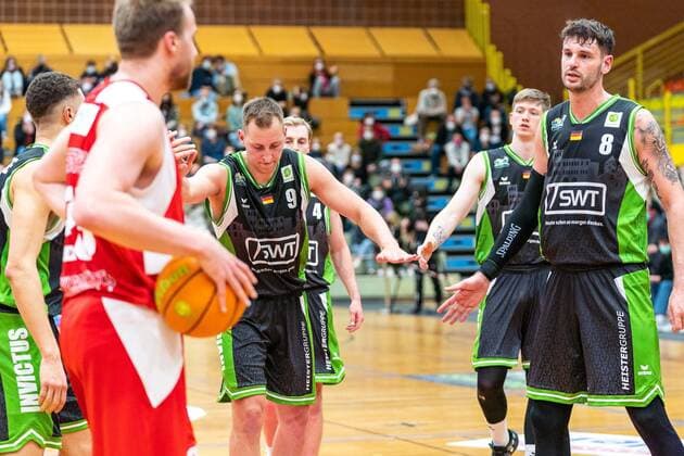 Trier um Jonas Grof (Roemerstrom Gladiators Trier, 9) und Enosch Wolf (Roemerstrom Gladiators Trier, 8) nicht zufrieden nach der ersten Halbzeit und dem Rueckstand GER, Uni Baskets Paderborn vs. Roemerstrom Gladiators Trier, Basketball, 2. Bundesliga ProA, Spielzeit 2021 2022, 31.Spieltag, 25.03.2022 Uni Baskets Paderborn vs. Roemerstrom Gladiators Trier, Basketball, 2. Bundesliga ProA, Spielzeit 2021 2022, 31.Spieltag, 25.03.2022 Paderborn Copyright: xEibner-Pressefoto BahhoxKarax EP_BKA