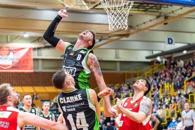 Enosch Wolf (Roemerstrom Gladiators Trier, 8) Brody Clarke (Roemerstrom Gladiators Trier, 14) und Brad Thomas Greene (Uni Baskets Paderborn, 55) GER, Uni Baskets Paderborn vs. Roemerstrom Gladiators Trier, Basketball, 2. Bundesliga ProA, Spielzeit 2021 2022, 31.Spieltag, 25.03.2022 Uni Baskets Paderborn vs. Roemerstrom Gladiators Trier, Basketball, 2. Bundesliga ProA, Spielzeit 2021 2022, 31.Spieltag, 25.03.2022 Paderborn Copyright: xEibner-Pressefoto BahhoxKarax EP_BKA
