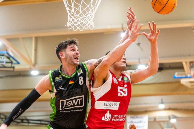 Brad Thomas Greene (Uni Baskets Paderborn, 55) gegen Enosch Wolf (Roemerstrom Gladiators Trier, 8) GER, Uni Baskets Paderborn vs. Roemerstrom Gladiators Trier, Basketball, 2. Bundesliga ProA, Spielzeit 2021 2022, 31.Spieltag, 25.03.2022 Uni Baskets Paderborn vs. Roemerstrom Gladiators Trier, Basketball, 2. Bundesliga ProA, Spielzeit 2021 2022, 31.Spieltag, 25.03.2022 Paderborn Copyright: xEibner-Pressefoto BahhoxKarax EP_BKA