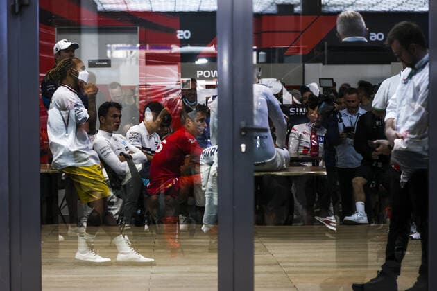 Sport Bilder des Tages HAMILTON Lewis (gbr), Mercedes AMG F1 Team W13, portrait with F1 Drivers having a meeting regarding the current situation in Jeddah after the attack on a Aramco factory near the track, BRAWN Ross (gbr), Managing Director of motorsport Formula One Group, DOMENICALLI Stefano (ita), Chairman and CEO Formula One Group FOG, joining them after an hour during the Formula 1 STC Saudi Arabian Grand Prix 2022, 2nd round of the 2022 FIA Formula One World Championship, WM, Weltmeisterschaft on the Jeddah Corniche Circuit, from March 25 to 27, 2022 in Jeddah, Saudi Arabia - F1 - SAUDI ARABIAN GRAND PRIX 2022 DPPI Panoramic AV6_6444_1