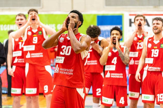 Chavares Alexander Flanigan (Uni Baskets Paderborn, 30) feiert mit den Fans GER, Uni Baskets Paderborn vs. Roemerstrom Gladiators Trier, Basketball, 2. Bundesliga ProA, Spielzeit 2021 2022, 31.Spieltag, 25.03.2022 Uni Baskets Paderborn vs. Roemerstrom Gladiators Trier, Basketball, 2. Bundesliga ProA, Spielzeit 2021 2022, 31.Spieltag, 25.03.2022 Paderborn Copyright: xEibner-Pressefoto BahhoxKarax EP_BKA