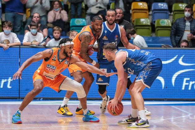 Blossomgame Jaron,(Ratiopharm Ulm, 4),Ponitka Marcel,(Fraport Skyliners, 42), , GER,Basketball, BBL, Fraport Skyliners gegen Ratiopharm Ulm,25.03.2022 Frankfurt Copyright: xEibner-Pressefoto UlrichxScherbax EP_usm