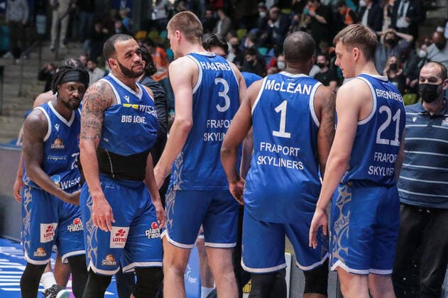 Cherry Will,(Fraport Skyliners, 29)Haarms Matt,(Fraport Skyliners, 3),McLean Jamel,(Fraport Skyliners, 1), Brenneke Lorenz,(Fraport Skyliners, 21), , GER,Basketball, BBL, Fraport Skyliners gegen Ratiopharm Ulm,25.03.2022 Frankfurt Copyright: xEibner-Pressefoto UlrichxScherbax EP_usm
