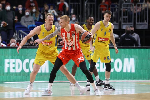 DEU, EuroLeague, ALBA vs. Belgrad, 25.03.2022, Mercedes-Benz-Arena, Berlin, DEU, EuroLeague, ALBA vs. Belgrad, im Bild Luke Sikma (ALBA Berlin 43), Jonas Mattisseck (ALBA Berlin 9), Aaron White (Belgrad 30) Foto: Juergen Engler nordphoto GmbH