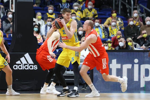 DEU, EuroLeague, ALBA vs. Belgrad, 25.03.2022, Mercedes-Benz-Arena, Berlin, DEU, EuroLeague, ALBA vs. Belgrad, im Bild Lammers (ALBA Berlin 55), Dejan Davidovac (Belgrad 7), Luka Mitrovic (Belgrad 9) Foto: Juergen Engler nordphoto GmbH
