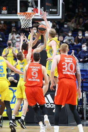 DEU, EuroLeague, ALBA vs. Belgrad, 25.03.2022, Mercedes-Benz-Arena, Berlin, DEU, EuroLeague, ALBA vs. Belgrad, im Bild Luke Sikma (ALBA Berlin 43), Malte Delow (ALBA Berlin 6), Ognjen Kuzmic (Belgrad 32), Luka Mitrovic (Belgrad 9), Aaron White (Belgrad 30) Foto: Juergen Engler nordphoto GmbH