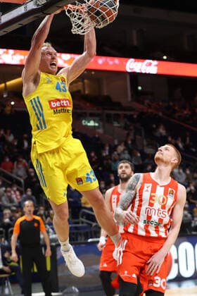 DEU, EuroLeague, ALBA vs. Belgrad, 25.03.2022, Mercedes-Benz-Arena, Berlin, DEU, EuroLeague, ALBA vs. Belgrad, im Bild dunking von Luke Sikma (ALBA Berlin 43), Aaron White (Belgrad 30) Foto: Juergen Engler nordphoto GmbH