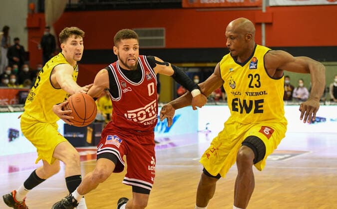 Alen Pjanic, Kendale McCullum, Rickey Paulding 27. Spieltag, Basketball Bundesliga, Basketball Saison 2021 2022, Deutschland, easyCredit BBL, Germany, Giessen 46ers, giessen rot, Herren, Jobstairs GIESSEN 46ers - EWE Baskets Oldenburg, Männer, Oldenburg in gelb