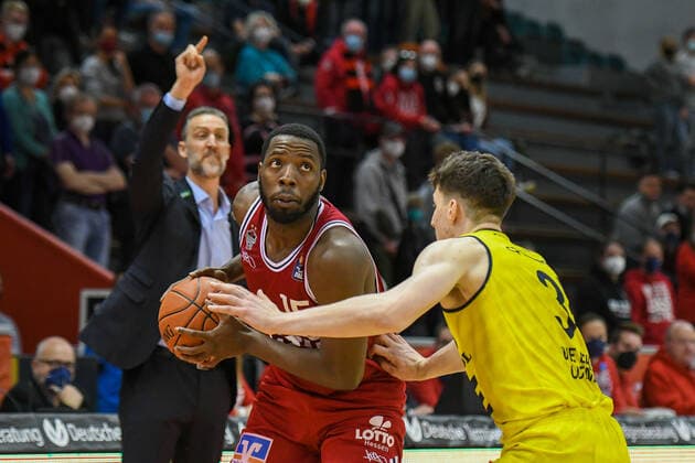 J.D. Miller, Alen Pjanic 27. Spieltag, Basketball Bundesliga, Basketball Saison 2021 2022, Deutschland, easyCredit BBL, Germany, Giessen 46ers, giessen rot, Herren, Jobstairs GIESSEN 46ers - EWE Baskets Oldenburg, Männer, Oldenburg in gelb