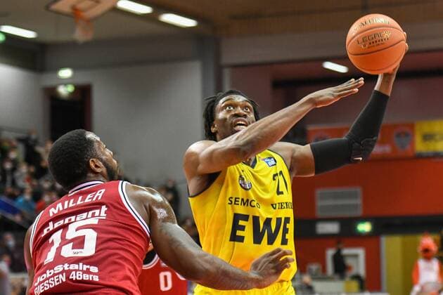 J.D. Miller, TaiOdiase 27. Spieltag, Basketball Bundesliga, Basketball Saison 2021 2022, Deutschland, easyCredit BBL, Germany, Giessen 46ers, giessen rot, Herren, Jobstairs GIESSEN 46ers - EWE Baskets Oldenburg, Männer, Oldenburg in gelb