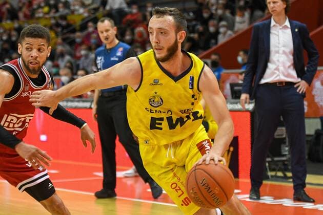 Kendale McCullum, Max Heidegger 27. Spieltag, Basketball Bundesliga, Basketball Saison 2021 2022, Deutschland, easyCredit BBL, Germany, Giessen 46ers, giessen rot, Herren, Jobstairs GIESSEN 46ers - EWE Baskets Oldenburg, Männer, Oldenburg in gelb