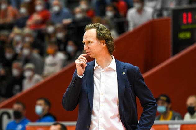 Ingo Freyer, Coach Oldenburg 27. Spieltag, Basketball Bundesliga, Basketball Saison 2021 2022, Deutschland, easyCredit BBL, Germany, Giessen 46ers, giessen rot, Herren, Jobstairs GIESSEN 46ers - EWE Baskets Oldenburg, Männer, Oldenburg in gelb