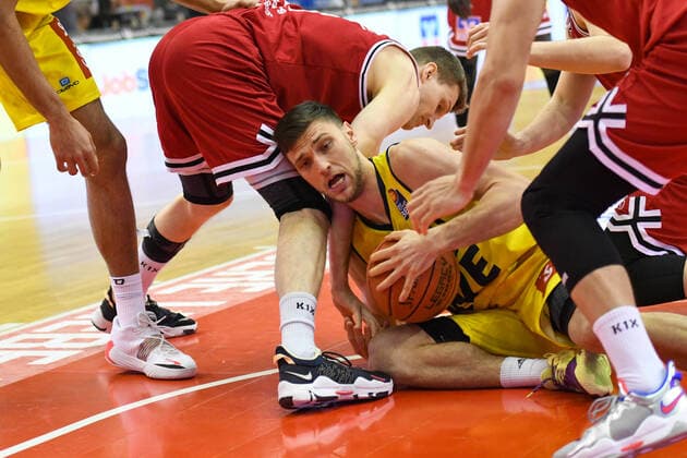 Florian Koch, Michal Michalak 27. Spieltag, Basketball Bundesliga, Basketball Saison 2021 2022, Deutschland, easyCredit BBL, Germany, Giessen 46ers, giessen rot, Herren, Jobstairs GIESSEN 46ers - EWE Baskets Oldenburg, Männer, Oldenburg in gelb