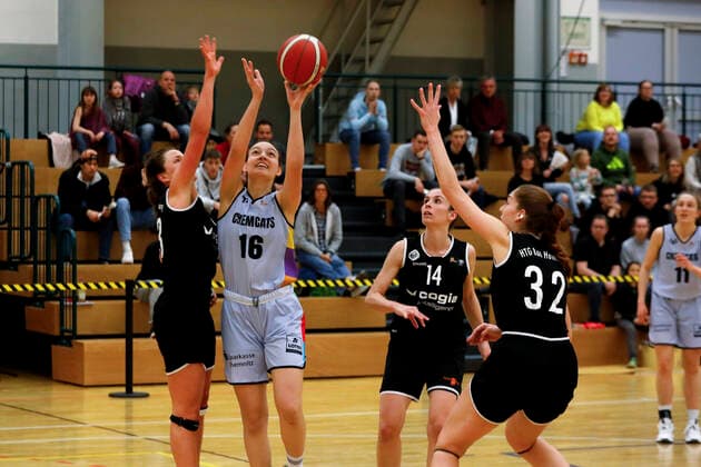 26.03.2022, 2. Toyota Damen Basketball Bundesliga Nord, DBBL, Saison 2021 2022, Damen, Playoffs, Viertelfinale, Chemcats Chemnitz - Falcons Bad Homburg Lilli Frölich, ChemCats Chemnitz, Natalia Brüning, Falcons Bad Homburg Chemnitz Sporthalle am Schlossteich Sachsen Germany