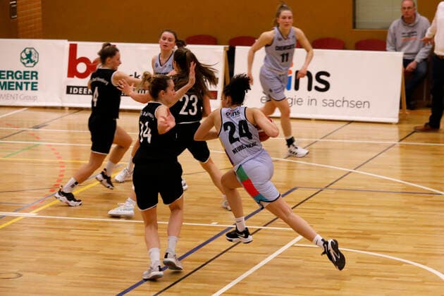 26.03.2022, 2. Toyota Damen Basketball Bundesliga Nord, DBBL, Saison 2021 2022, Damen, Playoffs, Viertelfinale, Chemcats Chemnitz - Falcons Bad Homburg Anabel Neuber-Valdez, ChemCats Chemnitz, Nerea Garmendia Odriozola, Falcons Bad Homburg Chemnitz Sporthalle am Schlossteich Sachsen Germany