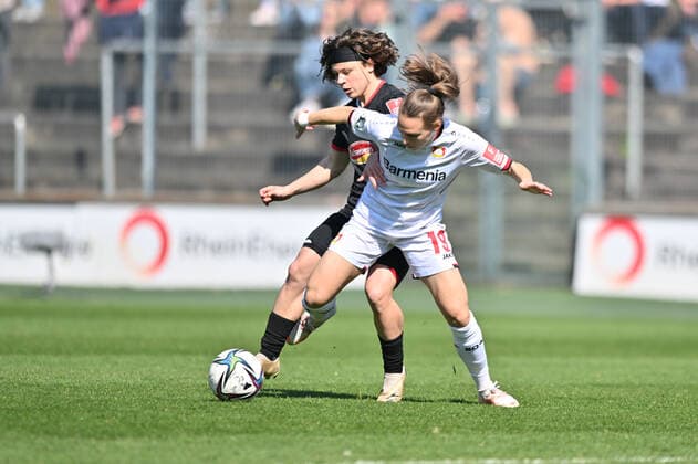 Zweikampf, Spielszene, Duell, duel, tackle, tackling, Dynamik, Action, Alicia-Sophie Gudorf (FC Köln, 12) im Duell mit Dora Zeller (B04, 19), 27.03.2022, Köln (Deutschland), Fussball, Flyeralarm Frauen-Bundesliga, 1. FC Köln - Bayer 04 Leverkusen