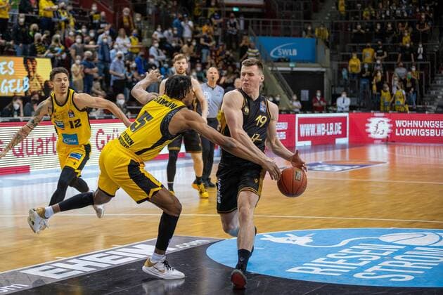 Justin Simon (MHP Riesen Ludwigsburg, 05) Ondrej Sehnal (Basketball Loewen Braunschweig, 19) MHP Riesen Ludwigsburg vs. Basketball Loewen Braunschweig, 1. Basketball Bundesliga, easycredit BBL, 27. Spieltag , Spielzeit 2021 2022, 27.03.2022 MHP Riesen Ludwigsburg vs. Basketball Loewen Braunschweig, 1. Basketball Bundesliga, easycredit BBL, 27. Spieltag , Spielzeit 2021 2022, 27.03.2022 Ludwigsburg Copyright: xNinaxSanderx xEibnerxPressefotox EP_NSR