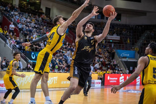 Ehtan Happ (MHP Riesen Ludwigsburg, 24) Owen Klassen (Basketball Loewen Braunschweig, 05) MHP Riesen Ludwigsburg vs. Basketball Loewen Braunschweig, 1. Basketball Bundesliga, easycredit BBL, 27. Spieltag , Spielzeit 2021 2022, 27.03.2022 MHP Riesen Ludwigsburg vs. Basketball Loewen Braunschweig, 1. Basketball Bundesliga, easycredit BBL, 27. Spieltag , Spielzeit 2021 2022, 27.03.2022 Ludwigsburg Copyright: xNinaxSanderx xEibnerxPressefotox EP_NSR