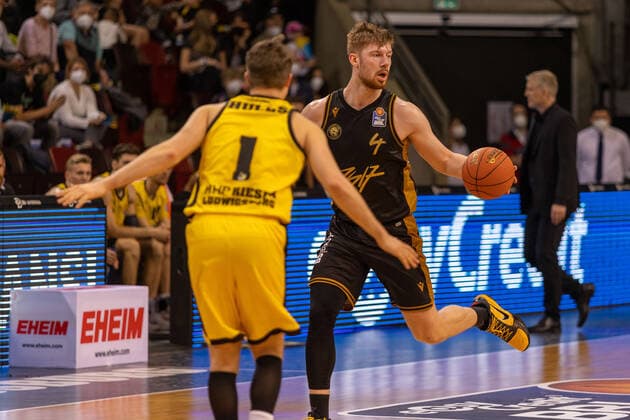 Jordan Hulls (MHP Riesen Ludwigsburg, 01) Luc van Slooten (Basketball Loewen Braunschweig, 04) MHP Riesen Ludwigsburg vs. Basketball Loewen Braunschweig, 1. Basketball Bundesliga, easycredit BBL, 27. Spieltag , Spielzeit 2021 2022, 27.03.2022 MHP Riesen Ludwigsburg vs. Basketball Loewen Braunschweig, 1. Basketball Bundesliga, easycredit BBL, 27. Spieltag , Spielzeit 2021 2022, 27.03.2022 Ludwigsburg Copyright: xNinaxSanderx xEibnerxPressefotox EP_NSR
