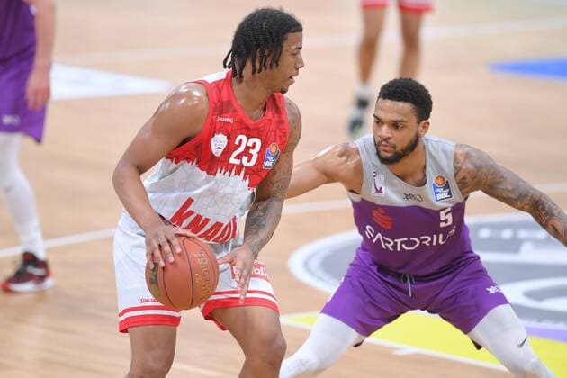 Desi Rodriguez (s.Oliver Wuerzburg) (am Ball), Jeff Roberson (BG Goettingen) (R) , Basketball, Bundesliga, BBL, BG Goettingen - s.Oliver Baskets Wuerzburg, 27.03.2022, BG Goettingen - s.Oliver Wuerzburg, Basketball, Bundesliga, GER, BBL, 27.03.2022 Goettingen Copyright: xEibner-Pressefotox-xRolandxSippelx