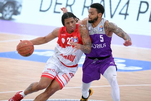 Desi Rodriguez (s.Oliver Wuerzburg) (am Ball), Jeff Roberson (BG Goettingen) (L) , Basketball, Bundesliga, BBL, BG Goettingen - s.Oliver Baskets Wuerzburg, 27.03.2022, BG Goettingen - s.Oliver Wuerzburg, Basketball, Bundesliga, GER, BBL, 27.03.2022 Goettingen Copyright: xEibner-Pressefotox-xRolandxSippelx