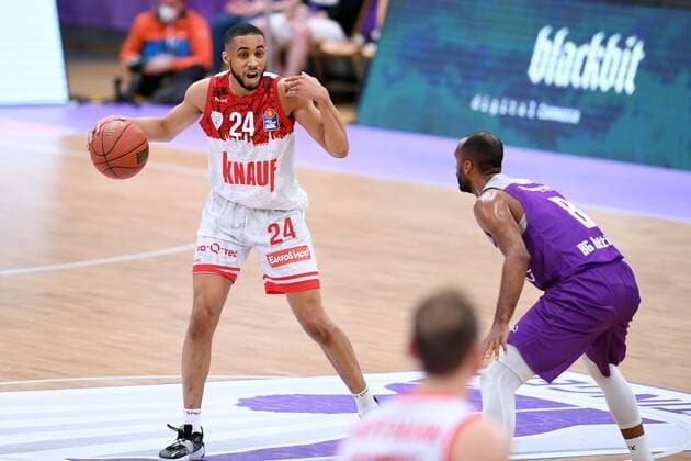 Cameron Hunt (s.Oliver Wuerzburg) (am Ball), Akeem Vargas (BG Goettingen) (R) , Basketball, Bundesliga, BBL, BG Goettingen - s.Oliver Baskets Wuerzburg, 27.03.2022, BG Goettingen - s.Oliver Wuerzburg, Basketball, Bundesliga, GER, BBL, 27.03.2022 Goettingen Copyright: xEibner-Pressefotox-xRolandxSippelx