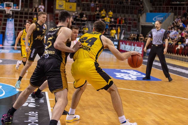 Owen Klassen (Basketball Loewen Braunschweig, 05) Ehtan Happ (MHP Riesen Ludwigsburg, 24) MHP Riesen Ludwigsburg vs. Basketball Loewen Braunschweig, 1. Basketball Bundesliga, easycredit BBL, 27. Spieltag , Spielzeit 2021 2022, 27.03.2022 MHP Riesen Ludwigsburg vs. Basketball Loewen Braunschweig, 1. Basketball Bundesliga, easycredit BBL, 27. Spieltag , Spielzeit 2021 2022, 27.03.2022 Ludwigsburg Copyright: xNinaxSanderx xEibnerxPressefotox EP_NSR