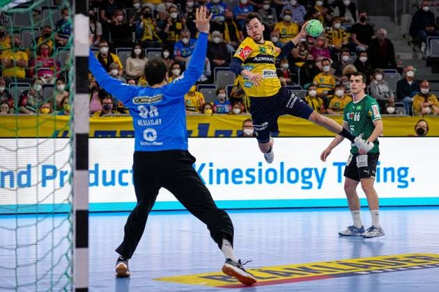 v.li.: Dejan Milosavljev (Torwart, Füchse, 96), Patrick Groetzki (RNL, 24), Milos Vujovic (Füchse, 66), beim Sprungwurf, Wurf, Torwurf, Action, Aktion, Spielszene, 27.03.2022, Mannheim (Deutschland), Handball, Bundesliga, Rhein-Neckar Löwen - Füchse Berlin