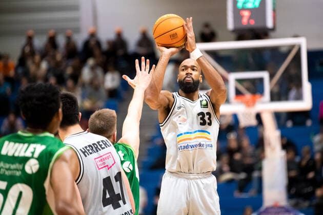 BARMER 2. Basketsball Bundesliga ProA Saison 2021 2022 32. Spieltag am 27.3.22 Medipolis SC Jena vs Römerstrom Gladiators Trier Mitte: Brandon Thomas (Jena) beim Wurf mit ausgestreckter Zunge Sparkassen Arena
