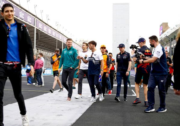 27 Nico Hulkenberg (DEU, Aston Martin Aramco Cognizant F1 Team), 63 George Russell (GBR, Mercedes-AMG Petronas F1 Team), 10 Pierre Gasly (FRA, Scuderia AlphaTauri), 4 Lando Norris (GBR, McLaren F1 Team), 1 Max Verstappen (NLD, Oracle Red Bull Racing), F1 Grand Prix of Saudi Arabia at Jeddah Corniche Circuit on March 27, 2022 in Jeddah, Saudi Arabia. (Photo by HOCH ZWEI) Jeddah Saudi Arabia