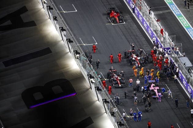 Starting grid,77 BOTTAS Valtteri (fin), Alfa Romeo F1 Team ORLEN C42, 31 OCON Esteban (fra), Alpine F1 Team A522, action during the Formula 1 STC Saudi Arabian Grand Prix 2022, 2nd round of the 2022 FIA Formula One World Championship, WM, Weltmeisterschaft on the Jeddah Corniche Circuit, from March 25 to 27, 2022 in Jeddah, Saudi Arabia - F1 - SAUDI ARABIAN GRAND PRIX 2022 - RACE DPPI Panoramic 00122007__V2_3443.JPG_