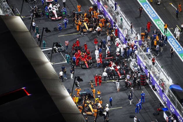Starting grid, 03 RICCIARDO Daniel (aus), McLaren F1 Team MCL36, 24 ZHOU Guanyu (chi), Alfa Romeo F1 Team ORLEN C42, 55 SAINZ Carlos (spa), Scuderia Ferrari F1-75, action during the Formula 1 STC Saudi Arabian Grand Prix 2022, 2nd round of the 2022 FIA Formula One World Championship, WM, Weltmeisterschaft on the Jeddah Corniche Circuit, from March 25 to 27, 2022 in Jeddah, Saudi Arabia - F1 - SAUDI ARABIAN GRAND PRIX 2022 - RACE DPPI Panoramic 00122007__V2_3504.JPG_