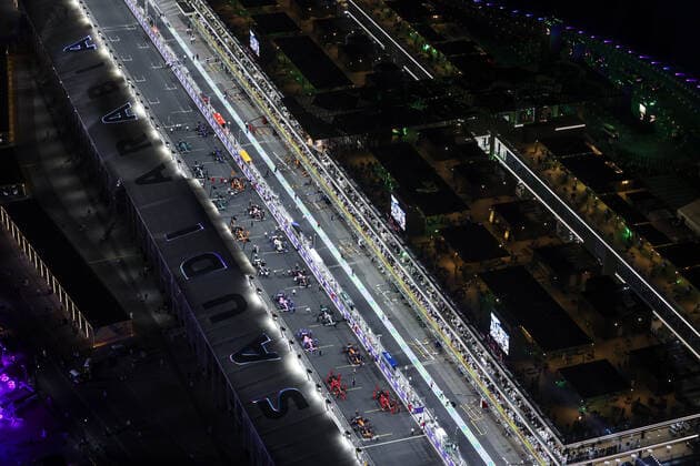 Starting grid, 11 PEREZ Sergio (mex), Red Bull Racing RB18, 16 LECLERC Charles (mco), Scuderia Ferrari F1-75, action during the Formula 1 STC Saudi Arabian Grand Prix 2022, 2nd round of the 2022 FIA Formula One World Championship, WM, Weltmeisterschaft on the Jeddah Corniche Circuit, from March 25 to 27, 2022 in Jeddah, Saudi Arabia - F1 - SAUDI ARABIAN GRAND PRIX 2022 - RACE DPPI Panoramic 00122007_AV6_8487.JPG_