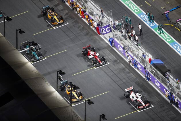 Starting grid, 20 MAGNUSSEN Kevin (den), Haas F1 Team VF-22 Ferrari, 04 NORRIS Lando (gbr), McLaren F1 Team MCL36, 24 ZHOU Guanyu (chi), Alfa Romeo F1 Team ORLEN C42, action during the Formula 1 STC Saudi Arabian Grand Prix 2022, 2nd round of the 2022 FIA Formula One World Championship, WM, Weltmeisterschaft on the Jeddah Corniche Circuit, from March 25 to 27, 2022 in Jeddah, Saudi Arabia - F1 - SAUDI ARABIAN GRAND PRIX 2022 - RACE DPPI Panoramic 00122007__V2_3646.JPG_