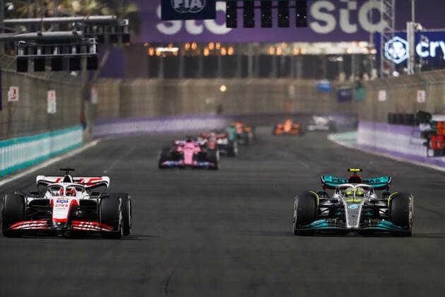 44 HAMILTON Lewis (gbr), Mercedes AMG F1 Team W13, 20 MAGNUSSEN Kevin (dnk), Haas F1 Team VF-22 Ferrari, action during the Formula 1 STC Saudi Arabian Grand Prix 2022, 2nd round of the 2022 FIA Formula One World Championship, WM, Weltmeisterschaft on the Jeddah Corniche Circuit, from March 25 to 27, 2022 in Jeddah, Saudi Arabia - F1 - SAUDI ARABIAN GRAND PRIX 2022 - RACE DPPI Panoramic 00122007__V2_4196