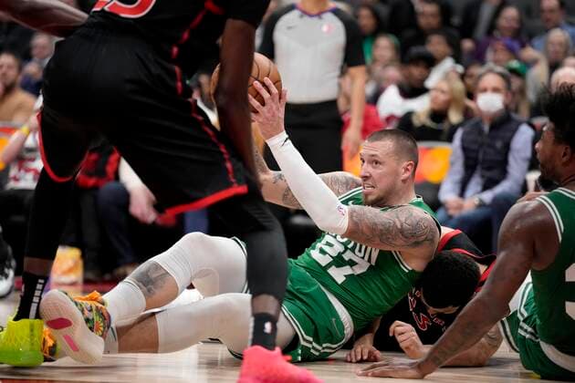 Sport Bilder des Tages March 28, 2022, Toronto, ON, CANADA: Boston Celtics centre Daniel Theis (27) looks for a pass from the floor during second half NBA, Basketball Herren, USA basketball action against the Toronto Raptors, in Toronto, Monday, March 28, 2022. Celtics at Raptors NBA - ZUMAc35_ 20220328_zaf_c35_076 Copyright: xFrankxGunnx