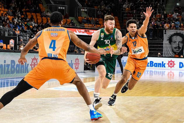 GER, EuroCup, ratiopharm ulm vs Frutti Extra Bursaspor 29.03.2022, ratiopharm arena, Neu-Ulm, GER, EuroCup, ratiopharm ulm vs Frutti Extra Bursaspor, im Bild Jaron Blossomgame (Ulm, 4) und Michael Rataj (Ulm, 12) können Onuralp Bitim (Bursaspor, 0) nicht aufhalten