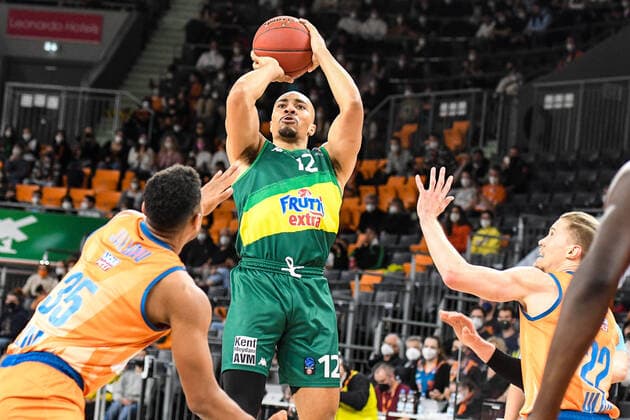 GER, EuroCup, ratiopharm ulm vs Frutti Extra Bursaspor 29.03.2022, ratiopharm arena, Neu-Ulm, GER, EuroCup, ratiopharm ulm vs Frutti Extra Bursaspor, im Bild Karim Jallow (Ulm, 35), Andrew Andrews (Bursaspor, 12), Thomas Klepeisz (Ulm, 22)