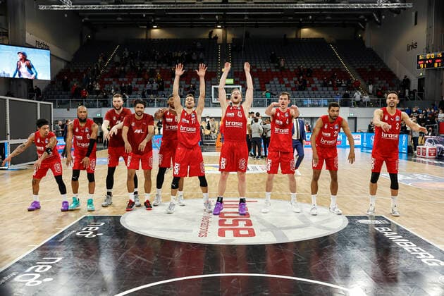 Sport Bilder des Tages Bamberger Freude über 91:81-Sieg vlnr Justin Robinson (Brose Bamberg, 12) Chris Dove (Brose Bamberg, 00) Martinas Geben (Brose Bamberg, 22) Marvin Omuvwie (Brose Bamberg, 11) Akil Mitchell (Brose Bamberg, 08) Tomas Kyzlink (Brose Bamberg, 77) Christian Sengfelder (Brose Bamberg, 43) Omar Prewitt (Brose Bamberg, 04) Kenneth Ogbe (Brose Bamberg, 25) Dominic Lockhart (Brose Bamberg, 03) amberg - HAKRO Merlins Crailsheim - easyCredit-BBL - Basketball Bundesliga Saison 2021 22 Spieltag 17, 29.03.2022 Bamberg, Brose Arena Foto: Daniel Löb Loeb Copyright: DanielxLöb