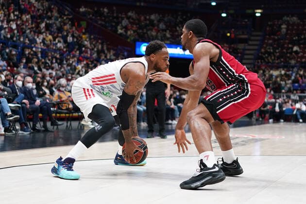 March 29, 2022, Milan, Italy: Milan, Italy, Mediolanum Forum, March 29, 2022, Deshaun Thomas (FC Bayern Munchen Basketball) thwarted by Kyle Hines (AX Armani Exchange Olimpia Milano) during A.X Armani Exchange Milano vs Bayern Monaco - Basketball Euroleague Championship. Basketball Euroleague Championship - A X Armani Exchange Milano vs Bayern Monaco, Milan, Italy - ZUMAl164 20220329_zsa_l164_069 Copyright: xSimonexLucarellix