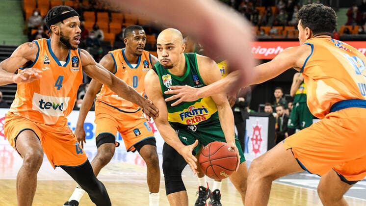 GER, EuroCup, ratiopharm ulm vs Frutti Extra Bursaspor 29.03.2022, ratiopharm arena, Neu-Ulm, GER, EuroCup, ratiopharm ulm vs Frutti Extra Bursaspor, im Bild Jaron Blossomgame (Ulm, 4), Semaj Christon (Ulm, 0), Andrew Andrews (Bursaspor, 12) setzt sich durch, Michael Rataj (Ulm, 12)