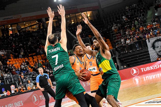 GER, EuroCup, ratiopharm ulm vs Frutti Extra Bursaspor 29.03.2022, ratiopharm arena, Neu-Ulm, GER, EuroCup, ratiopharm ulm vs Frutti Extra Bursaspor, im Bild Metin Turen (Bursaspor, 7), Karim Jallow (Ulm, 35), Kavarrius Hayes (Bursaspor, 13)