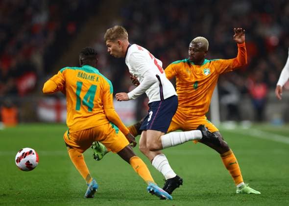 London, England, 29th March 2022. Emile Smith Rowe of England skips between Jean Michael Seri and Hassan Kamara of Ivory Coast during the International Friendly, Länderspiel, Nationalmannschaft match at Wembley Stadium, London. Picture credit should read: David Klein Sportimage EDITORIAL USE ONLY. No use with unauthorised audio, video, data, fixture lists, club league logos or live services. Online in-match use limited to 120 images, no video emulation. No use in betting, games or single club league player publications. SPI-1612-0070