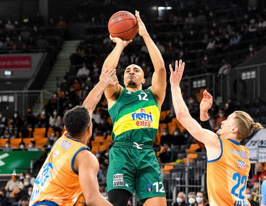 GER, EuroCup, ratiopharm ulm vs Frutti Extra Bursaspor 29.03.2022, ratiopharm arena, Neu-Ulm, GER, EuroCup, ratiopharm ulm vs Frutti Extra Bursaspor, im Bild Andrew Andrews (Bursaspor, 12) kann von Karim Jallow (Ulm, 35) und Thomas Klepeisz (Ulm, 22) nicht am Wurf gehindert werden