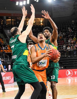GER, EuroCup, ratiopharm ulm vs Frutti Extra Bursaspor 29.03.2022, ratiopharm arena, Neu-Ulm, GER, EuroCup, ratiopharm ulm vs Frutti Extra Bursaspor, im Bild Metin Turen (Bursaspor, 7), Karim Jallow (Ulm, 35), Kavarrius Hayes (Bursaspor, 13)