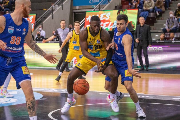 Rawle Alkins (MHP Riesen Ludwigsburg, 20) gegen Nikola Rebic (Syntainics MBC, 44) GER, MHP Riesen Ludwigsburg vs Syntainics MBC, Basketball, Maenner, 1. Bundesliga, easycredit BBL, 19. Spieltag, Spielzeit 2021 2022, 30.03.2022 GER, MHP Riesen Ludwigsburg vs Syntainics MBC, Basketball, Maenner, 1. Bundesliga, easycredit BBL, 19. Spieltag, Spielzeit 2021 2022, 30.03.2022 Ludwigsburg Copyright: xTabeaxGuenzler Eibner-Pressefotox EP_TGR