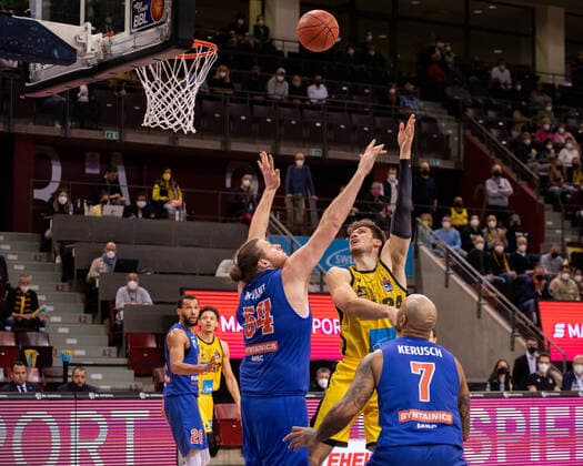 Korb fuer MHP Riesen Ludwigsburg durch Ethan Happ (MHP Riesen Ludwigsburg, 24), vorne: John Bryant (Syntainics MBC, 54), Sergio Kerusch (Syntainics MBC, 07) GER, MHP Riesen Ludwigsburg vs Syntainics MBC, Basketball, Maenner, 1. Bundesliga, easycredit BBL, 19. Spieltag, Spielzeit 2021 2022, 30.03.2022 GER, MHP Riesen Ludwigsburg vs Syntainics MBC, Basketball, Maenner, 1. Bundesliga, easycredit BBL, 19. Spieltag, Spielzeit 2021 2022, 30.03.2022 Ludwigsburg Copyright: xTabeaxGuenzler Eibner-Pressefotox EP_TGR