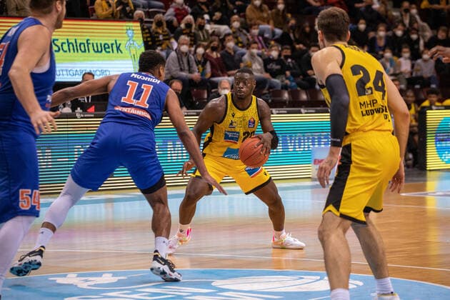 Rawle Alkins (MHP Riesen Ludwigsburg, 20), Kostja Mushidi (Syntainics MBC, 11) GER, MHP Riesen Ludwigsburg vs Syntainics MBC, Basketball, Maenner, 1. Bundesliga, easycredit BBL, 19. Spieltag, Spielzeit 2021 2022, 30.03.2022 GER, MHP Riesen Ludwigsburg vs Syntainics MBC, Basketball, Maenner, 1. Bundesliga, easycredit BBL, 19. Spieltag, Spielzeit 2021 2022, 30.03.2022 Ludwigsburg Copyright: xTabeaxGuenzler Eibner-Pressefotox EP_TGR